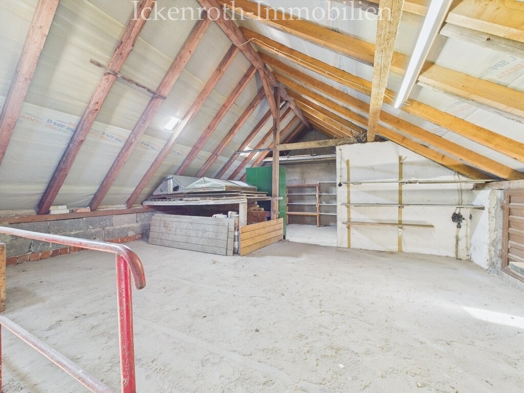 **Spannendes 1-2 Familienhaus mit idyllischem Garten, gr. Nebengebäude, Garage, uvm.**