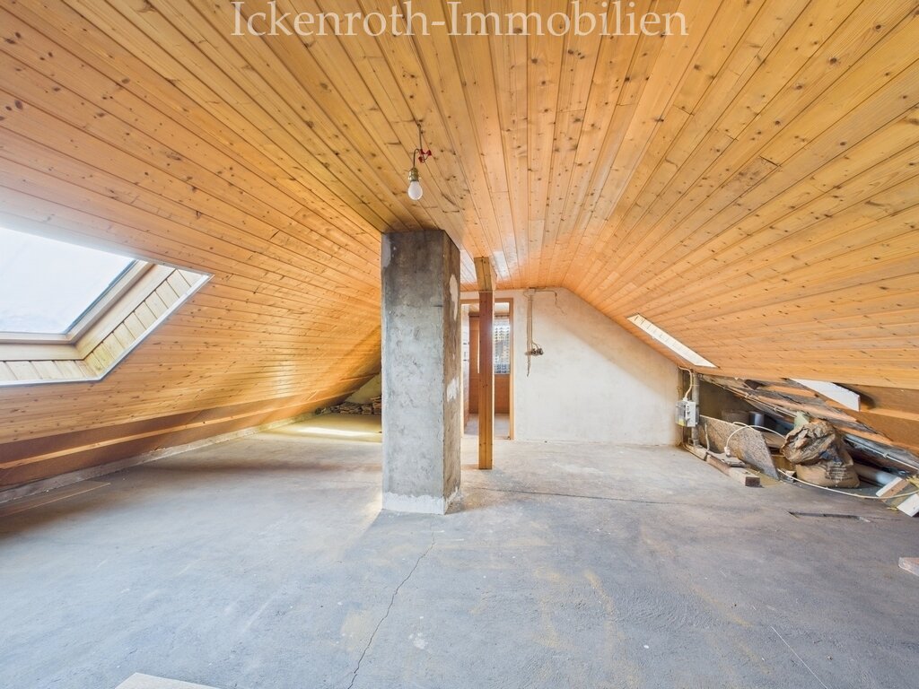 **Spannendes 1-2 Familienhaus mit idyllischem Garten, gr. Nebengebäude, Garage, uvm.**