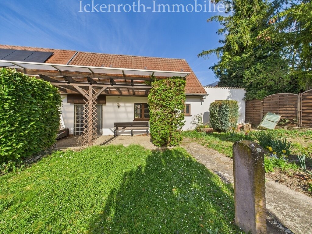 **Spannendes 1-2 Familienhaus mit idyllischem Garten, gr. Nebengebäude, Garage, uvm.**