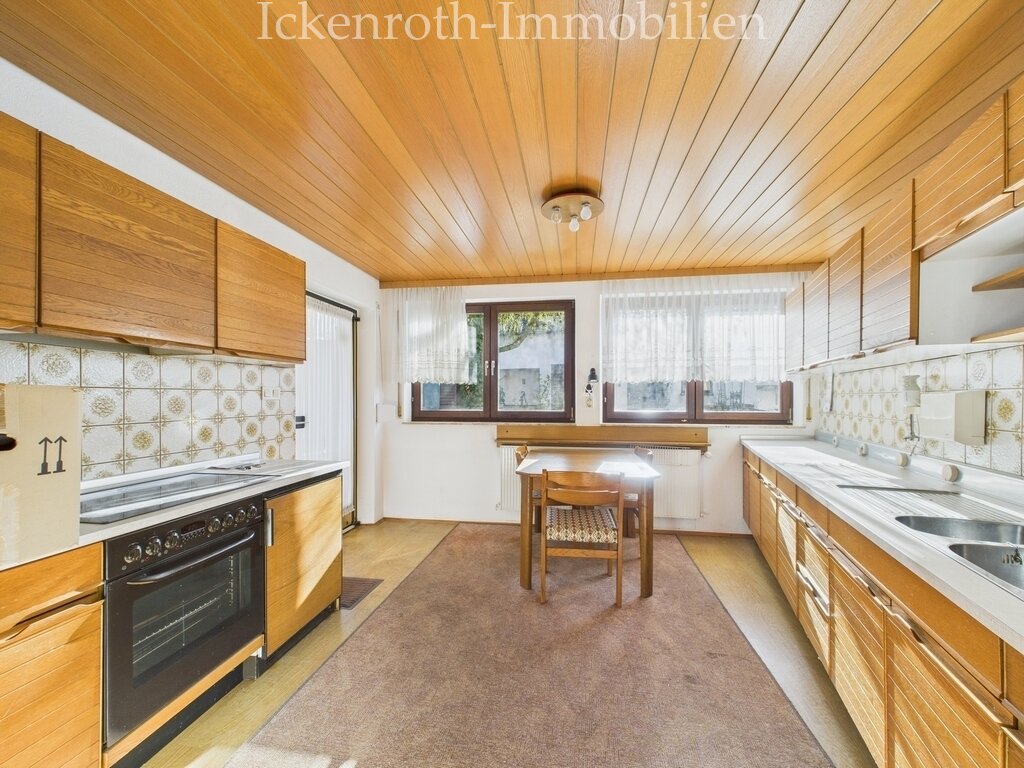 **Spannendes 1-2 Familienhaus mit idyllischem Garten, gr. Nebengebäude, Garage, uvm.**