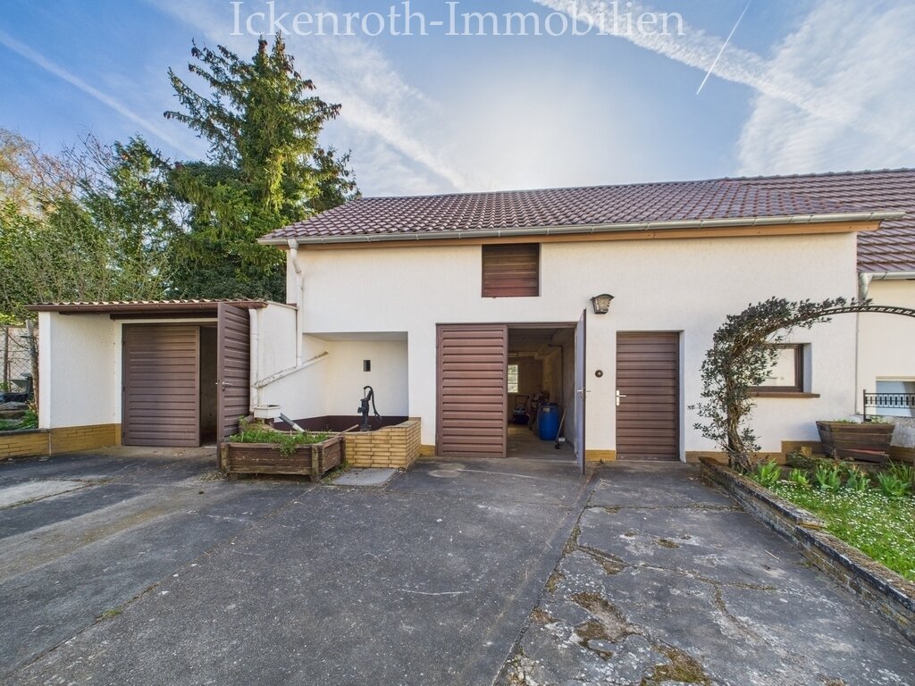 **Spannendes 1-2 Familienhaus mit idyllischem Garten, gr. Nebengebäude, Garage, uvm.**