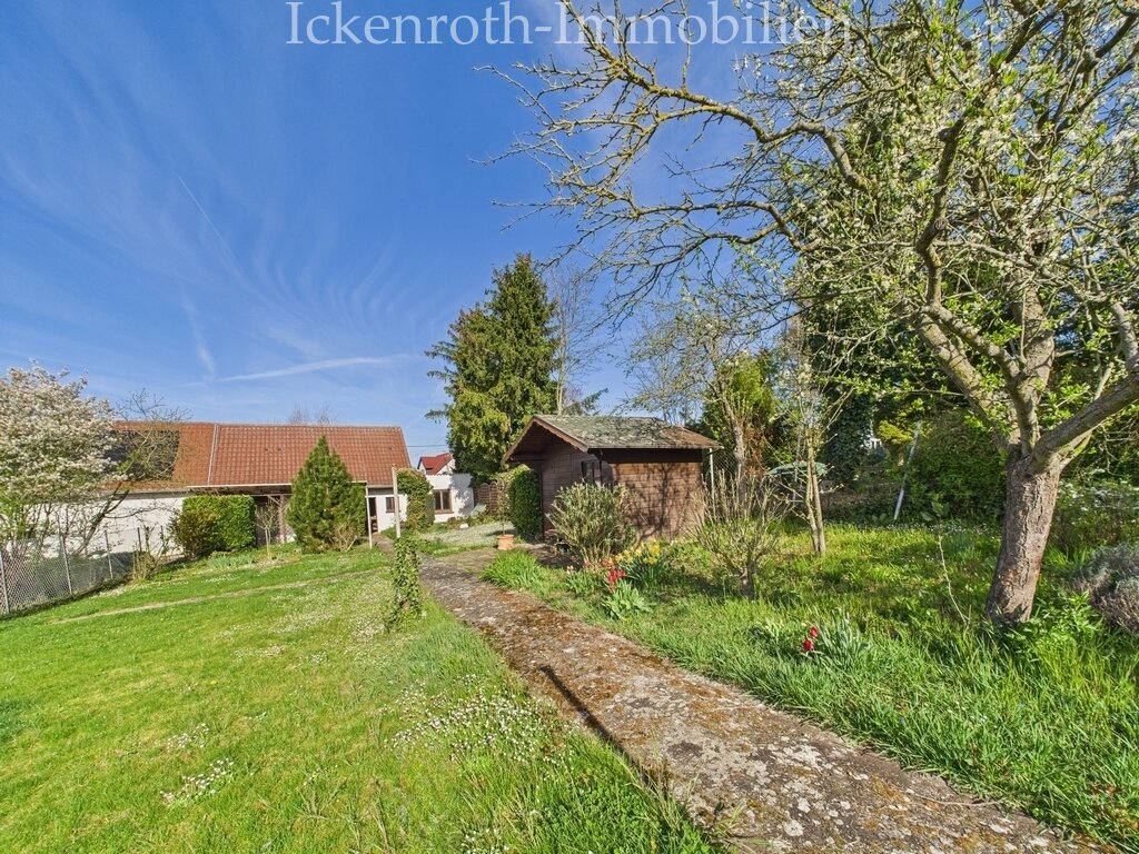 **Spannendes 1-2 Familienhaus mit idyllischem Garten, gr. Nebengebäude, Garage, uvm.**
