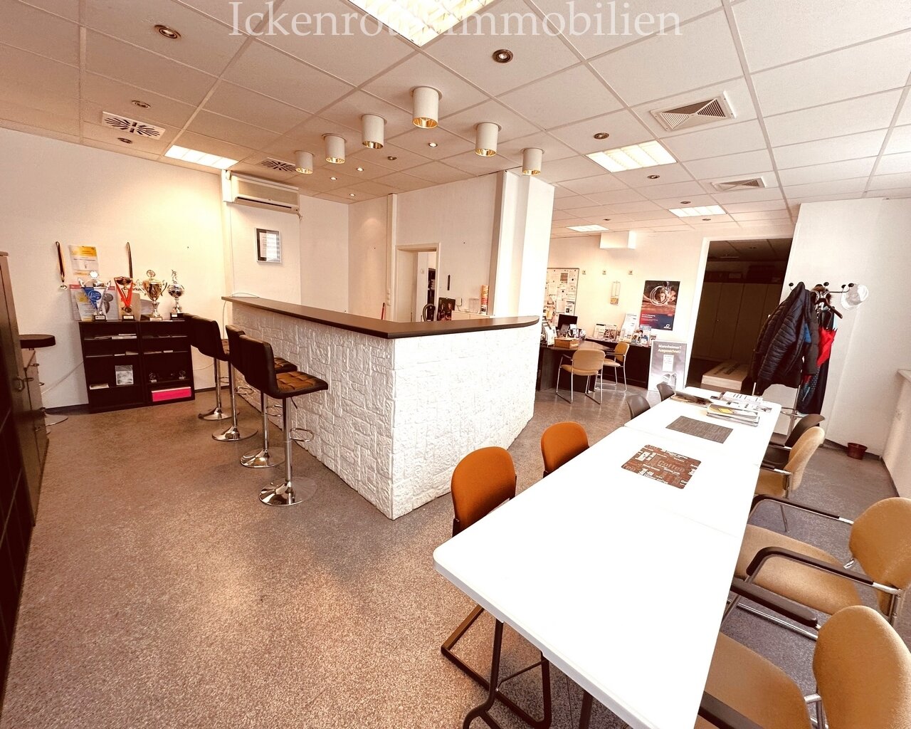 **Zentrale Büroräume (ca.95m²) im EG mit sehr hoher Laufkundschaft**