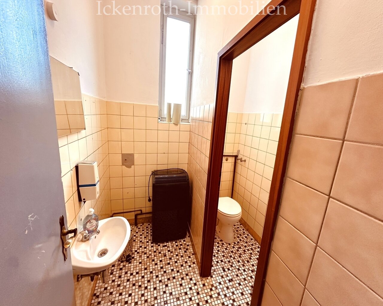 **Zentrale Büroräume (ca.95m²) im EG mit sehr hoher Laufkundschaft**