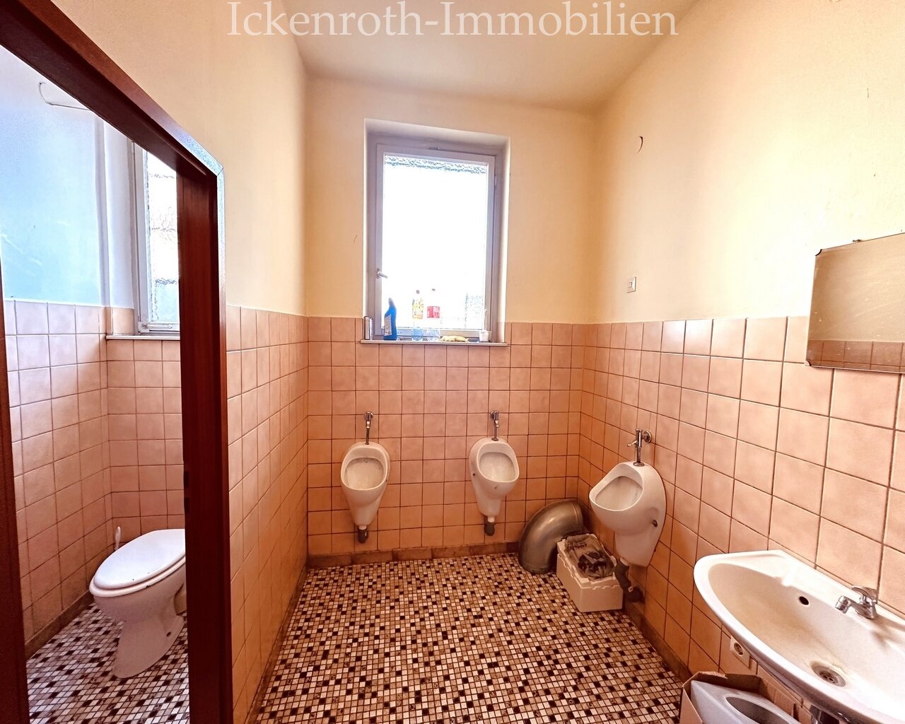 **Zentrale Büroräume (ca.95m²) im EG mit sehr hoher Laufkundschaft**