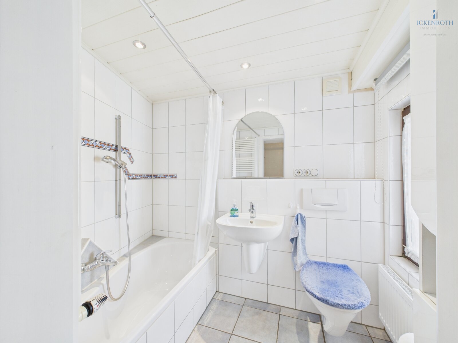 Badezimmer (EG) Badezimmer (EG)