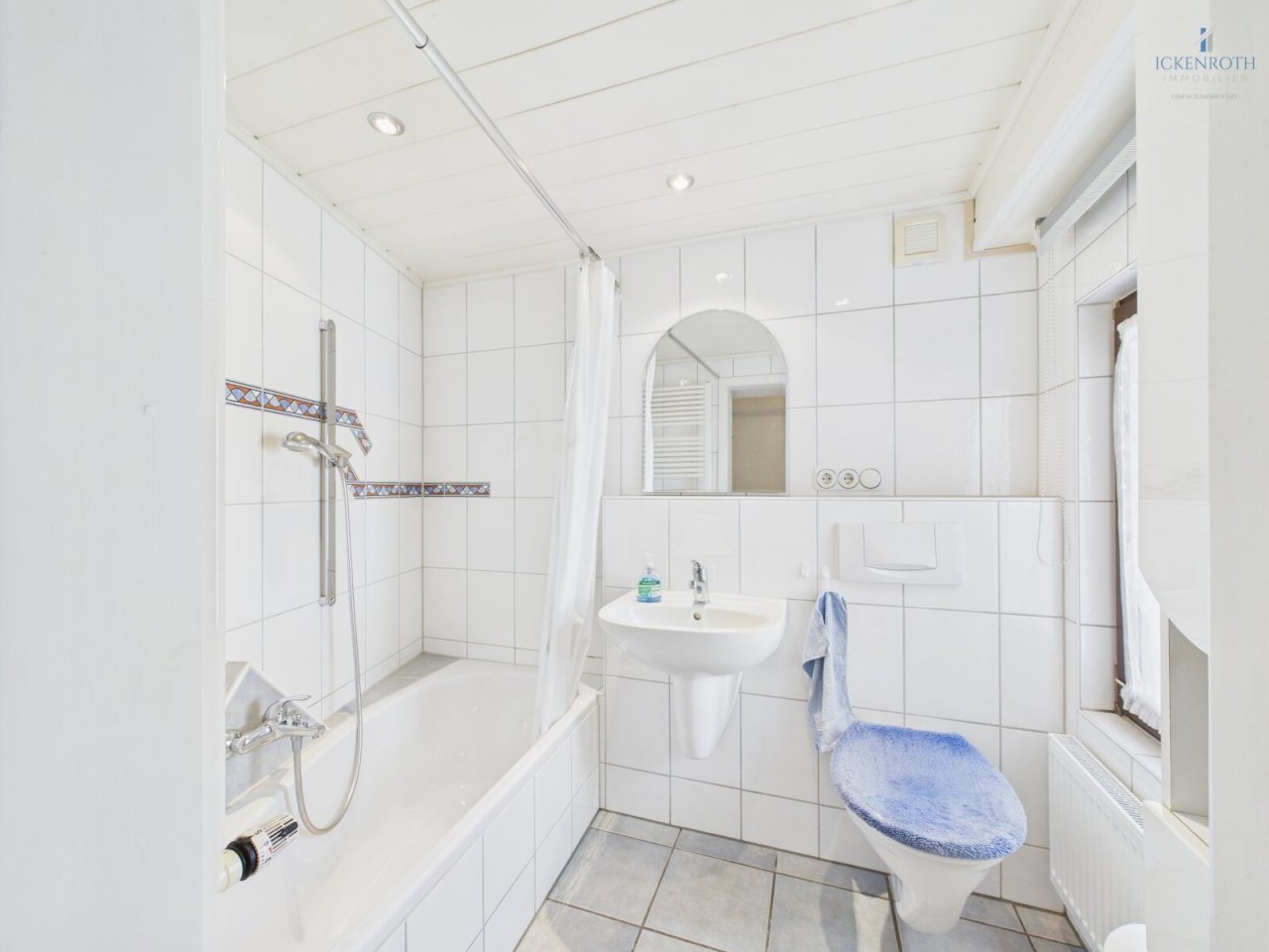 Badezimmer (EG) Badezimmer (EG)