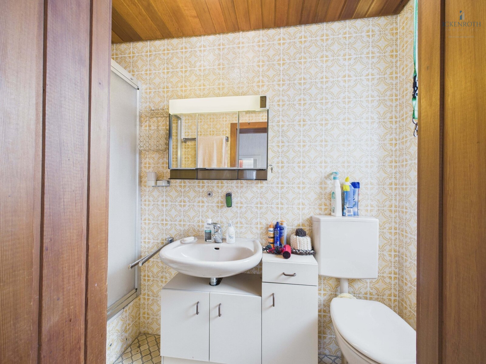 Badezimmer (EG) Badezimmer (EG)