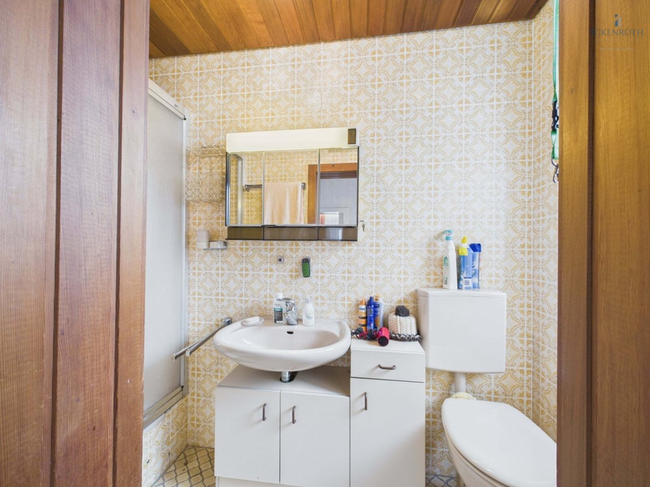 Badezimmer (EG) Badezimmer (EG)