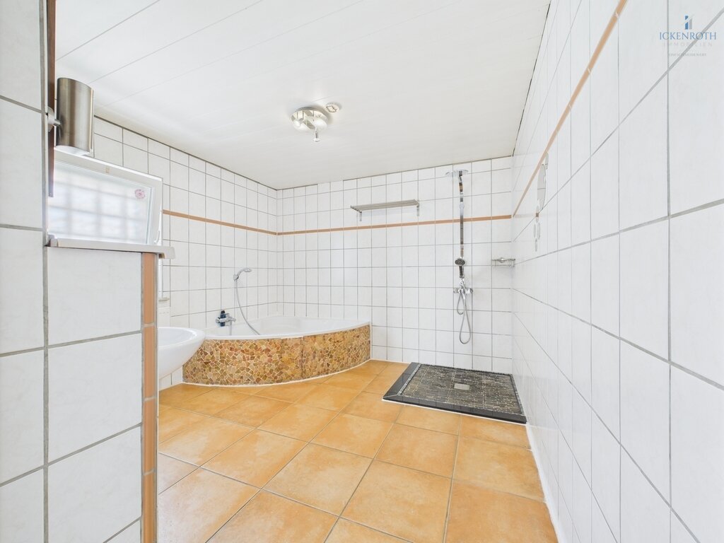 Badezimmer 2-2 OG Badezimmer 2-2 OG