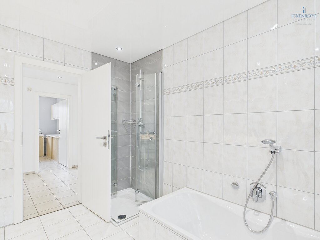 Badezimmer (2-2) Badezimmer (2-2)