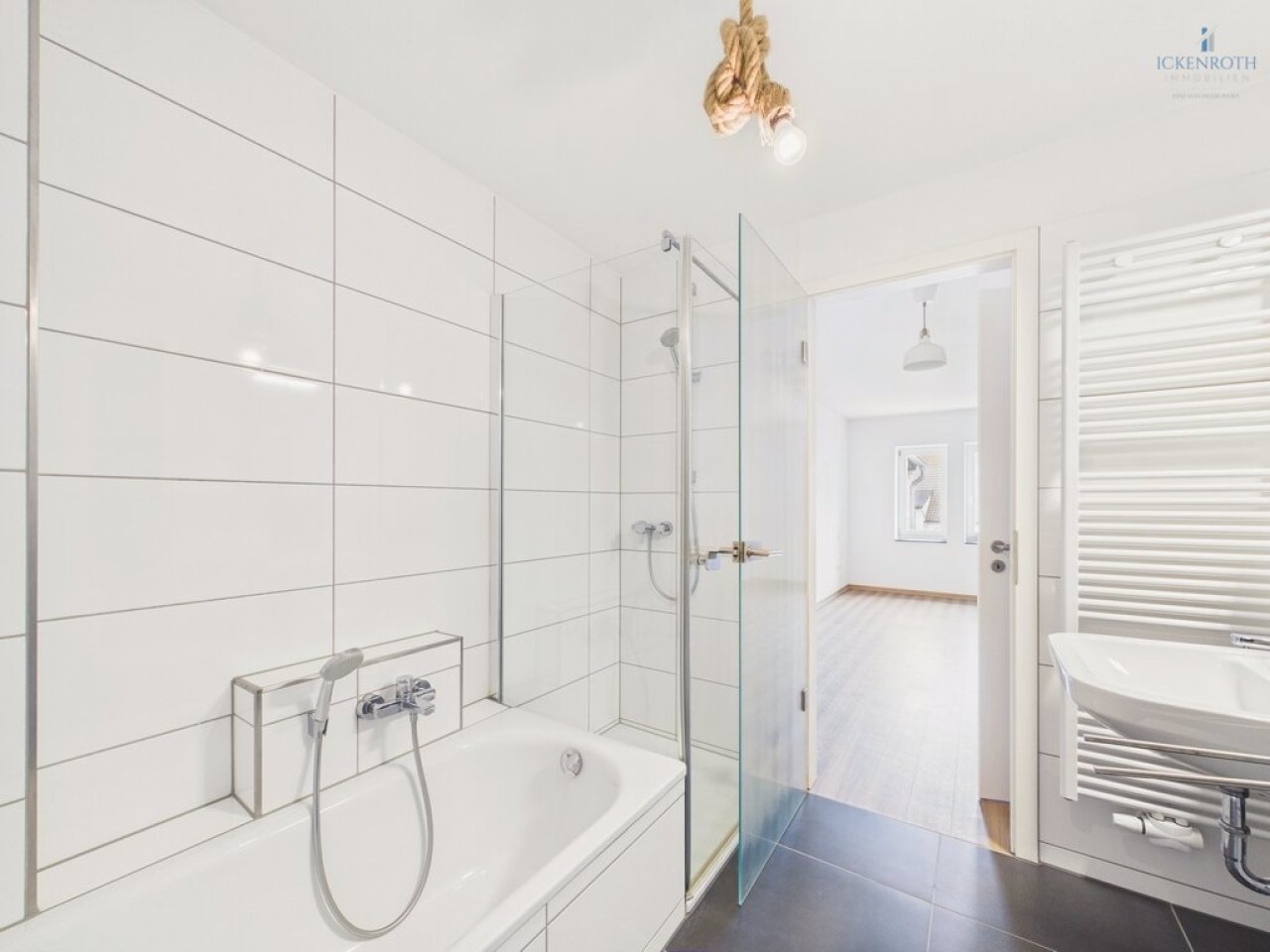 Badezimmer 1 OG (2-2)