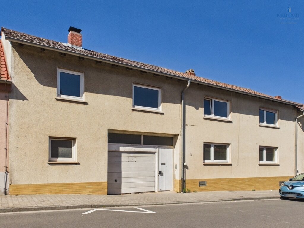 **Sanierungsbedürftiges 1-2 FH (ca. 161m²) mit Innenhof, gr. Garage, uvm. - zentrale Lage!** 
