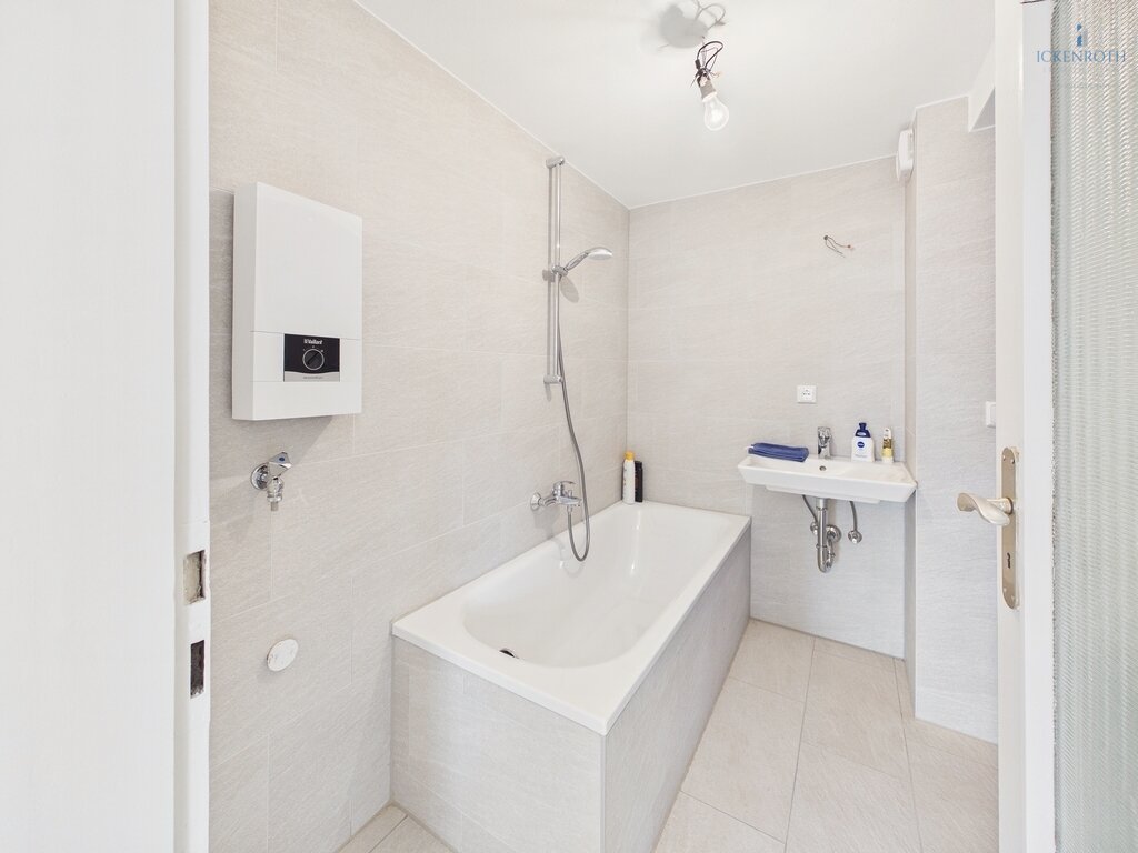 Badezimmer EG 1-2 Badezimmer EG 1-2