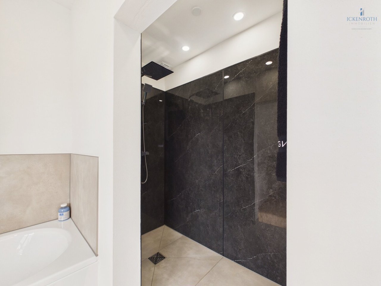 Badezimmer 2-2 EG Badezimmer 2-2 EG