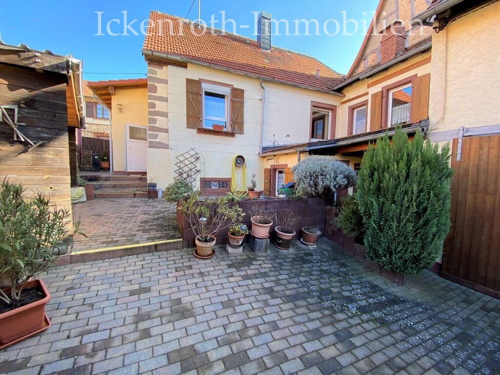 Marnheim: Charmanter Bauernhof von ca. 1900 mit Nebengebäuden, Scheune und großem Garten auf ca. 910m² Gelände  Marnheim: Charmanter Bauernhof von ca. 1900 mit Nebengebäuden, Scheune und großem Garten auf ca. 910m² Gelände