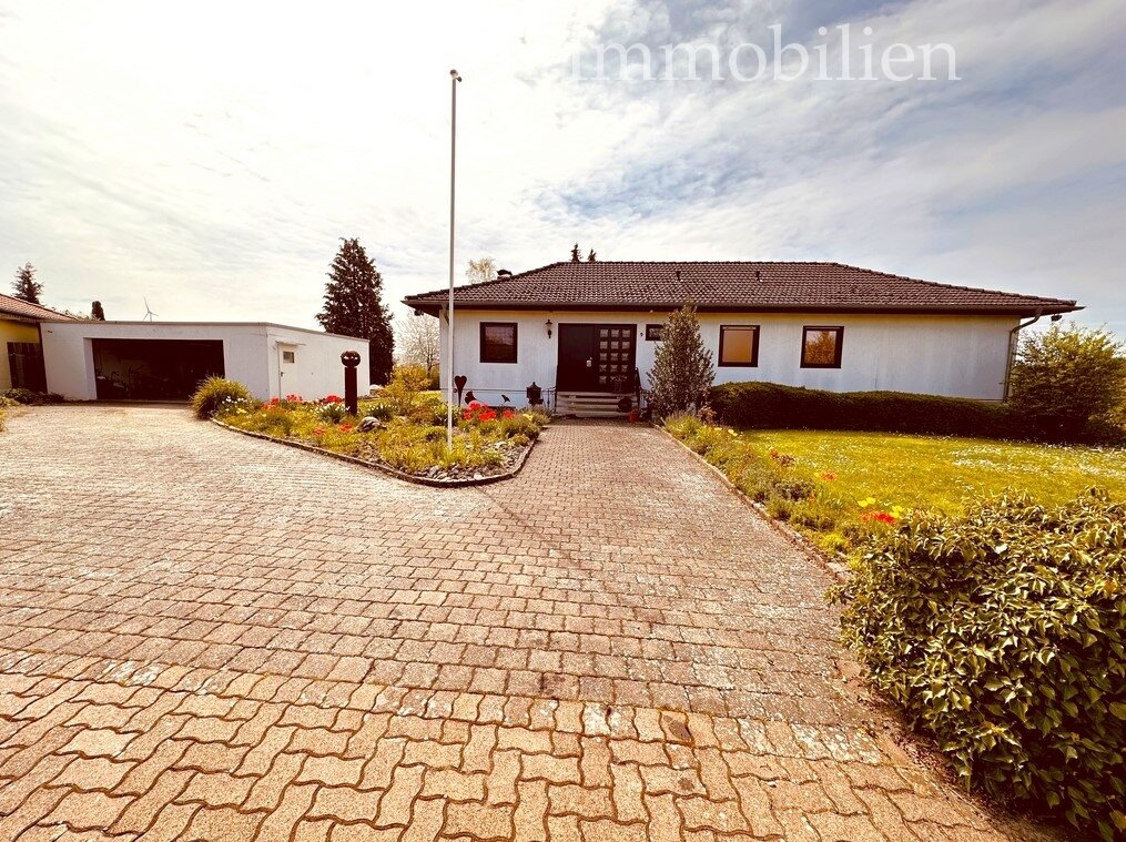 Marnheim: **Hochwertiger Bungalow (ca.350m²) mit ELW auf einzigartigem Grundstück (ggf. 2-4 Bauplätze) - Weitblick!**  Marnheim: **Hochwertiger Bungalow (ca.350m²) mit ELW auf einzigartigem Grundstück (ggf. 2-4 Bauplätze) - Weitblick!**