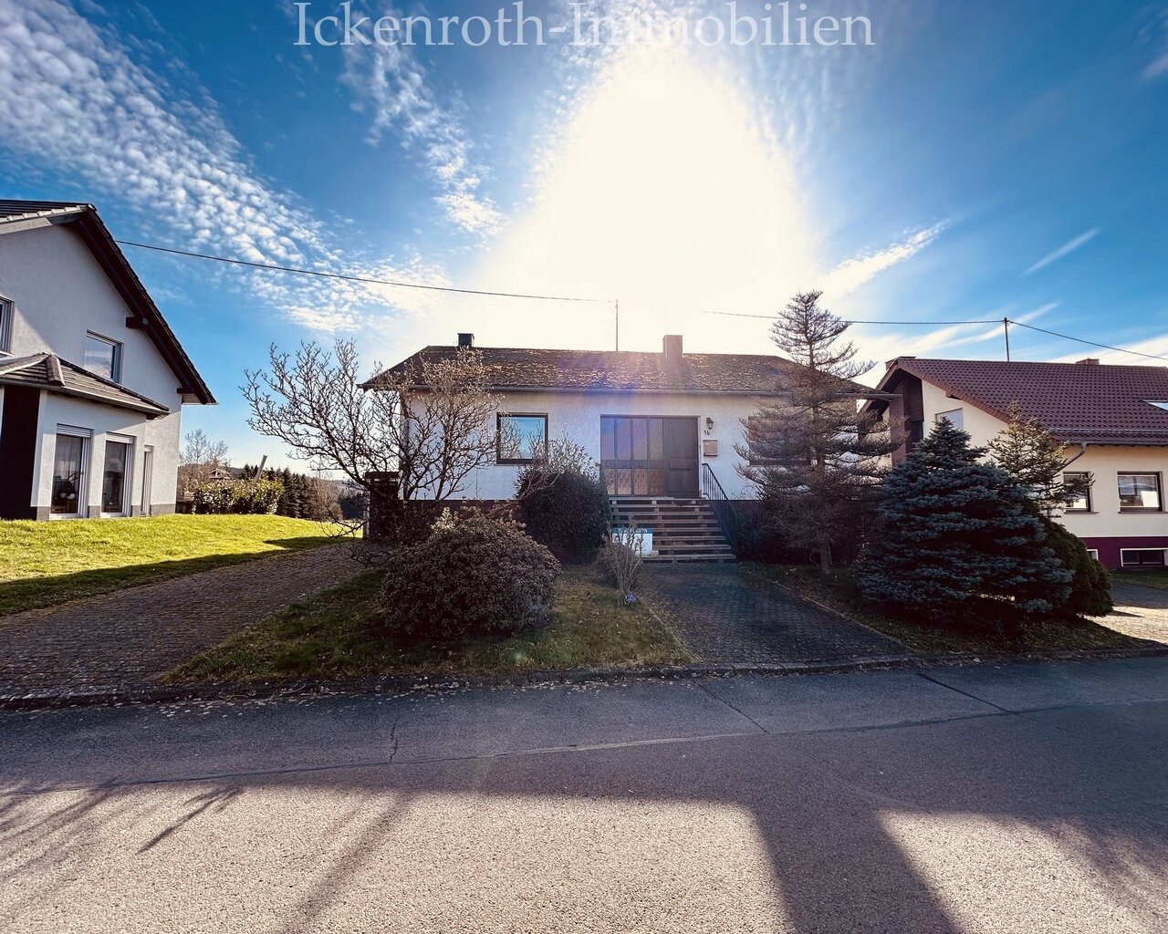 Gusenburg: **Bungalow auf riesigem Grundstück mit 2x Garagen, tollem Weitblick, Feldrandlage und viel Potential!**  Gusenburg: **Bungalow auf riesigem Grundstück mit 2x Garagen, tollem Weitblick, Feldrandlage und viel Potential!**