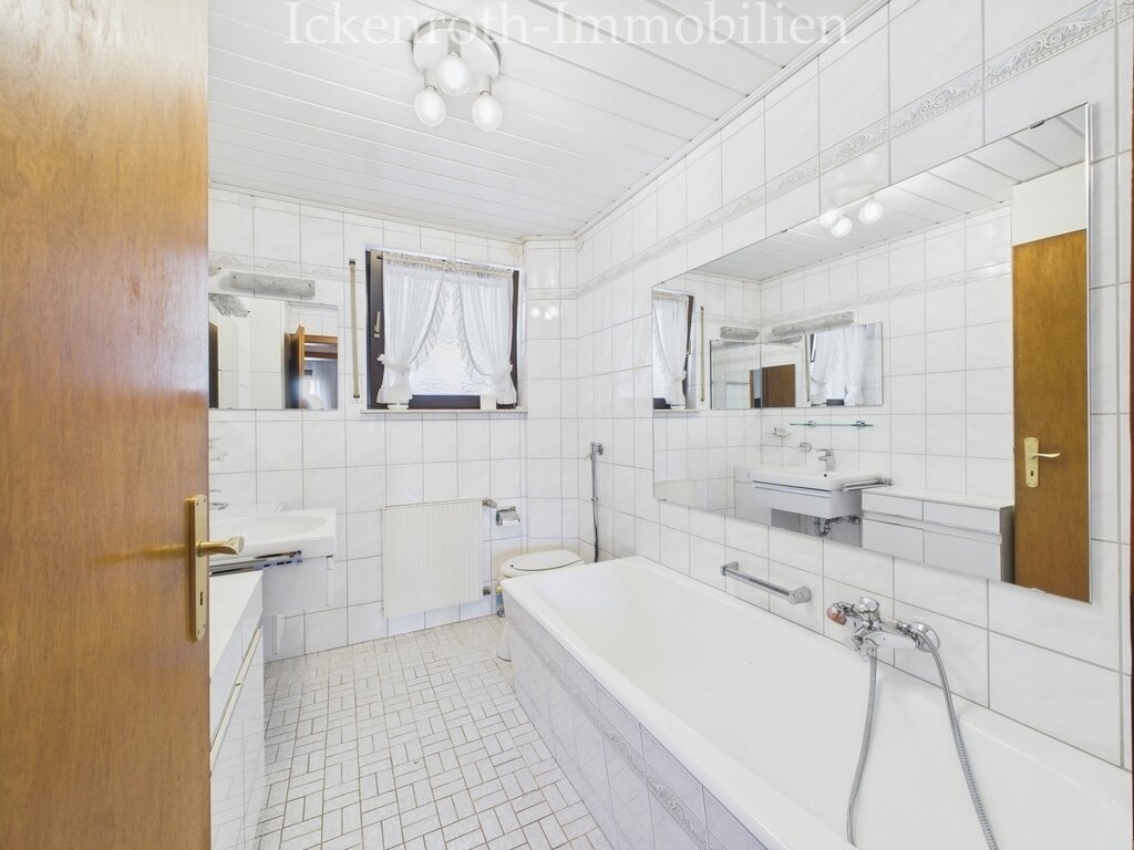 Badezimmer (EG) Badezimmer (EG)