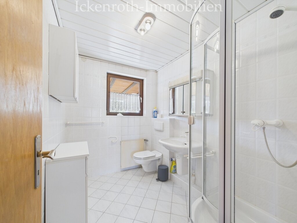 Badezimmer (OG) Badezimmer (OG)
