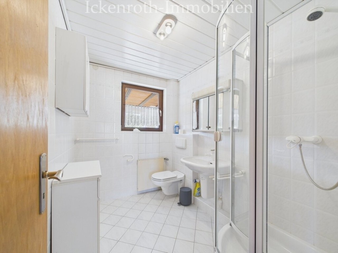Badezimmer (OG) Badezimmer (OG)