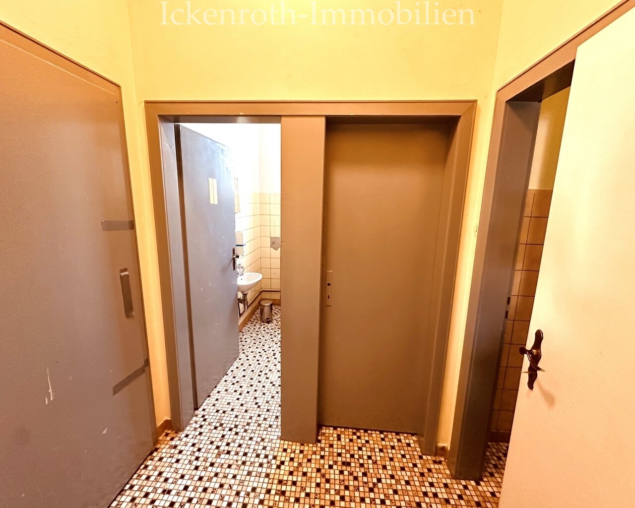 Zugang WC-Bereich Zugang WC-Bereich
