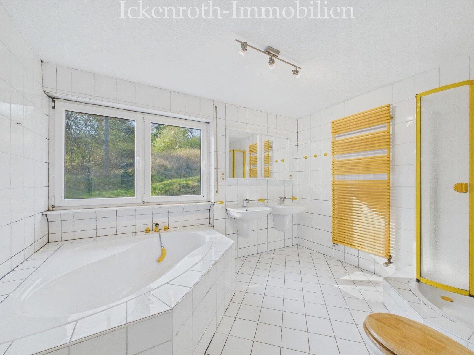 Badezimmer (EG) Badezimmer (EG)