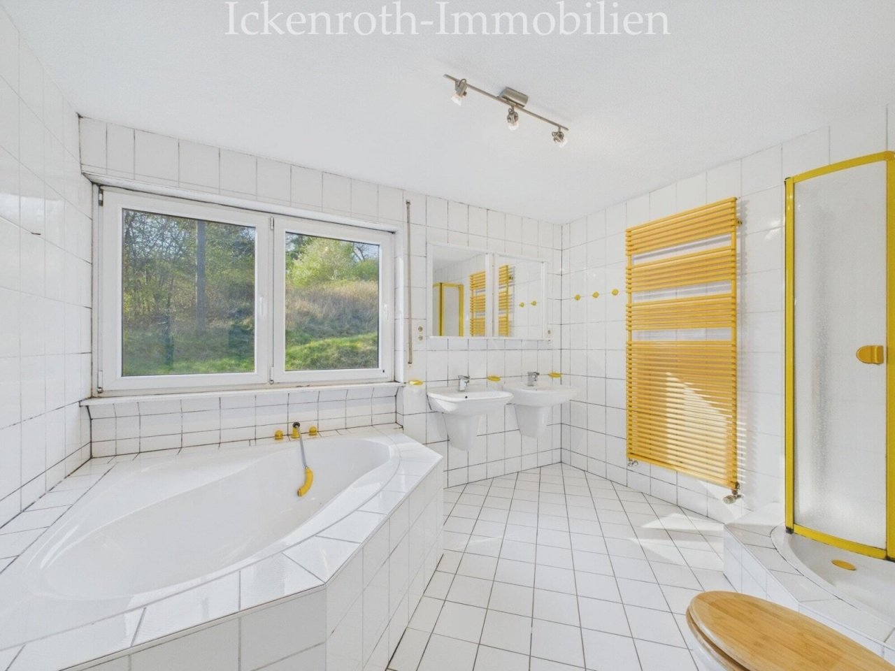 Badezimmer (EG) Badezimmer (EG)