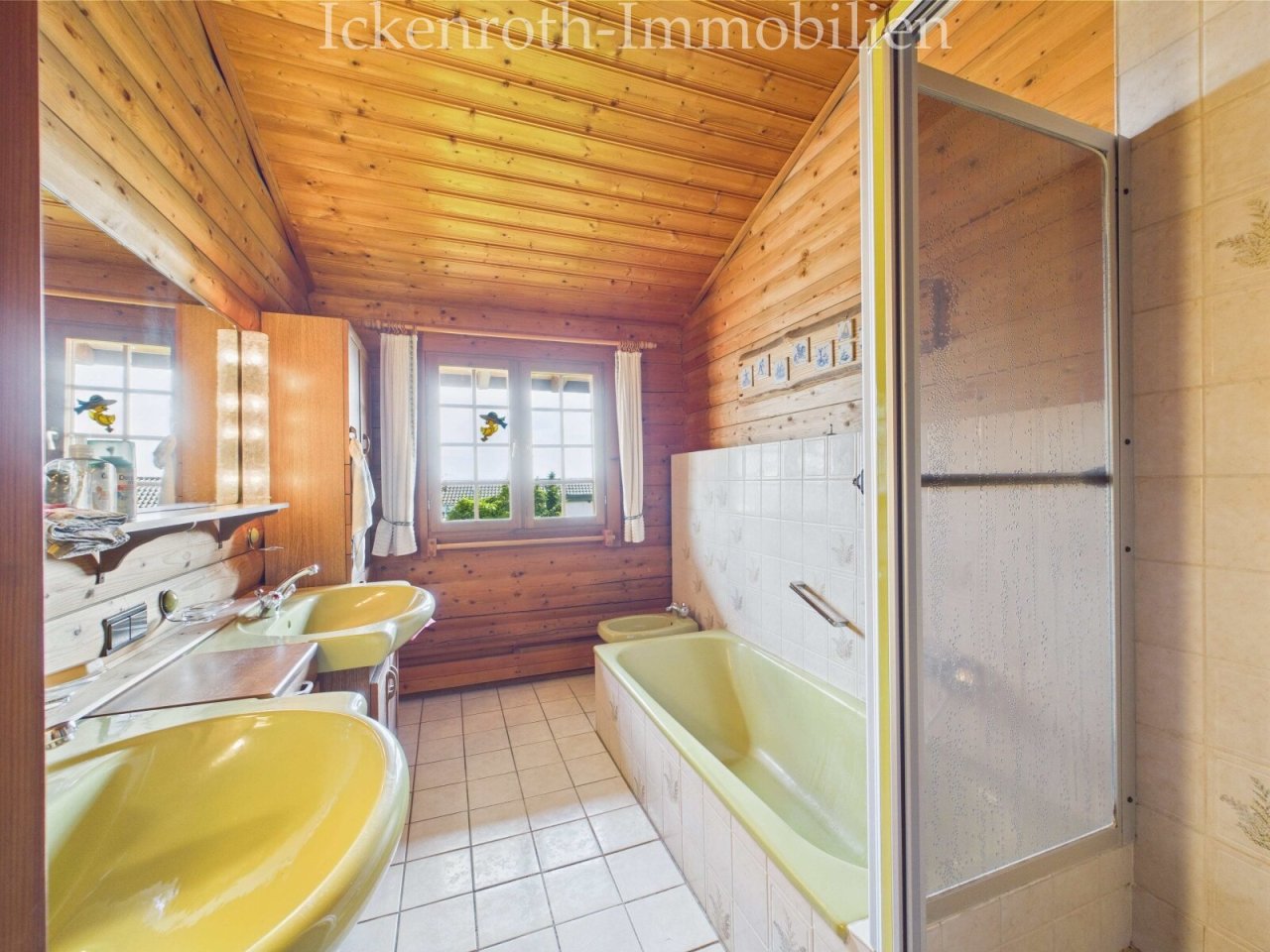 Badezimmer (EG) Badezimmer (EG)