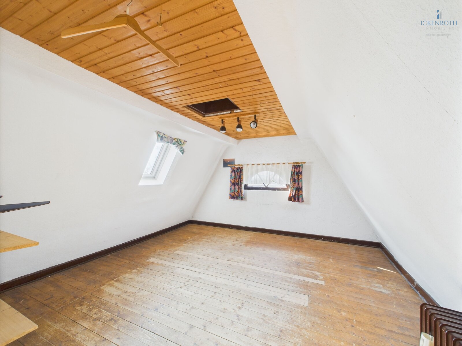 Dachzimmer (DG) Dachzimmer (DG)